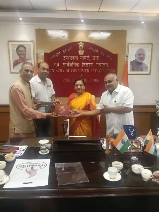 Invitation for Rushabhayan to Smt. Nimuben Jayantibhai Bambhaniya as  Union Minister of State in the Ministry of Consumer Affairs, Food and Public Distribution.

#rushabhayan #vadodara #jainism #aadinath 

Invitation for Rushabhayan to arju